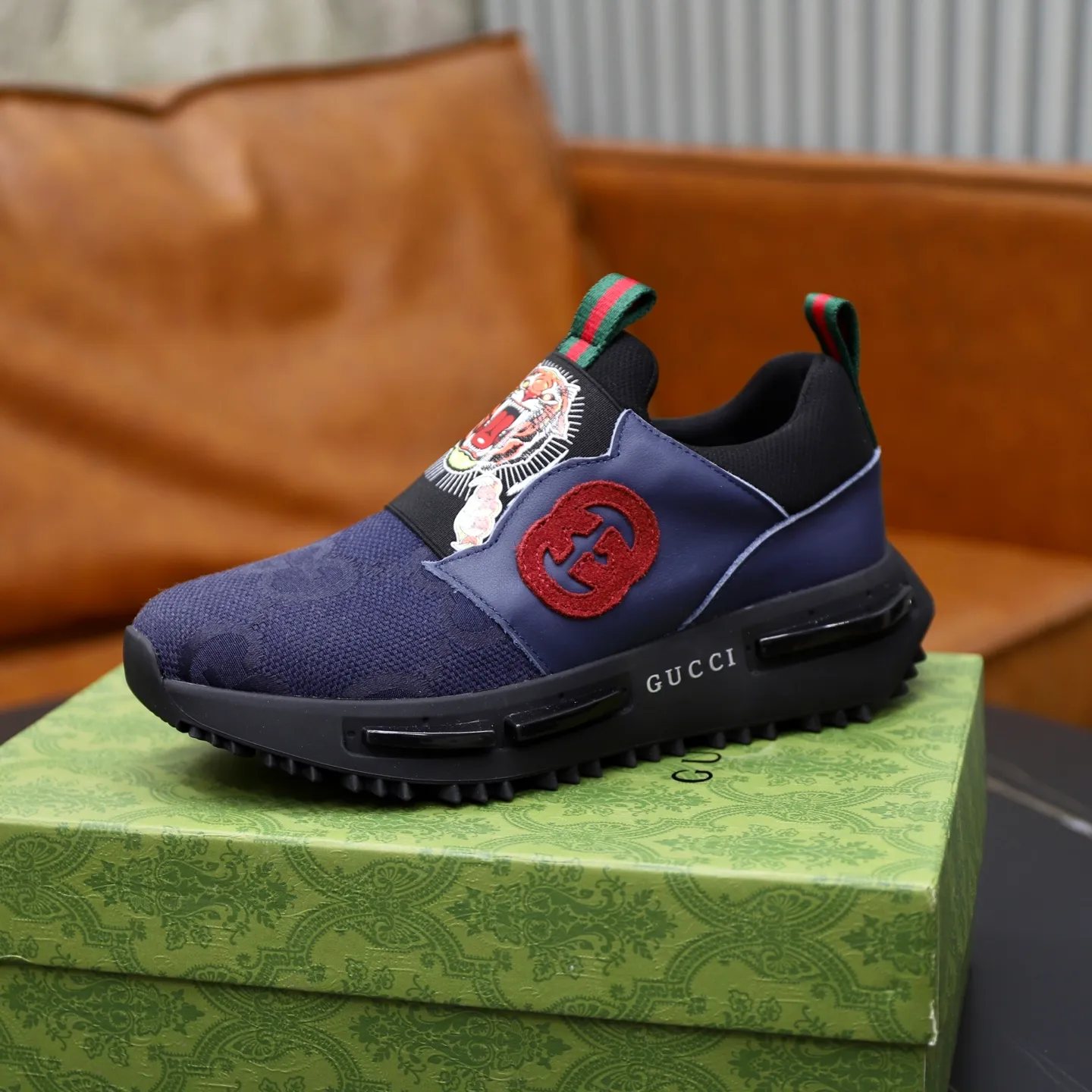 Ex-factory price: 462💰🙅‍♂️🙅‍♂️🙅‍♂️ Brand: GUCCI Standard code: 38-44 (45 customized) Grade: Same as the official website Material: Original cowhide material spliced with brand cloth Comfortable and breathable lining Lightweight and wear-resistant sports outsole Style category: Men's fashionable casual shoes Running sports shoes Distinguished luxury brand elements Top luxury color: actual picture color
